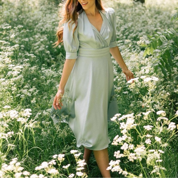 Gal Meets Glam Vera Satin Short Sleeve Fit And Flare Midi Dress in Seaglass NWT - Picture 1 of 15
